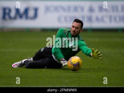 La premiership scozzese - Hibernian / Celtic. Easter Road Stadium, Edimburgo, Midlothian, Regno Unito. 15 maggio 2021. Gli Hibs ospitano Celtic nella Premier League scozzese a Easter Road, Edimburgo. PIC mostra: Il portiere israeliano HibsÕ, Ofir Marciano, si riscalda prima del calcio di inizio mentre si prepara a giocare la sua partita finale per il club. Credit: Ian Jacobs/Alamy Live News Foto Stock