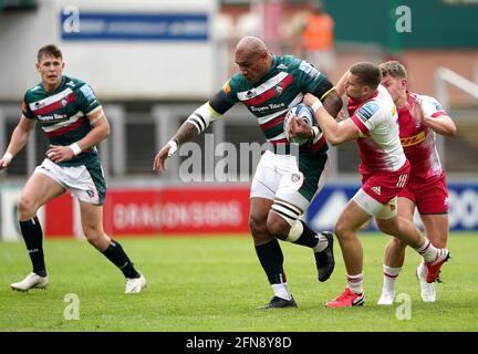 Il Nemani Nadolo di Leicester Tigers (al centro) è affrontato da Luke Northmore di Harlequins durante la partita di premiership della Gallagher a Mattioli Woods Welford Road, Leicester. Data immagine: Sabato 15 maggio 2021. Foto Stock