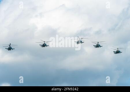 7 maggio 2021, Mosca, Russia. Ka-52 Alligator attacca elicotteri sulla Piazza Rossa di Mosca. Foto Stock