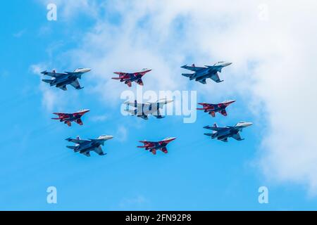 7 maggio 2021, Mosca, Russia. La formazione Cuban Diamond consiste di MIG-29 e su-30SM combattenti dei Cavalieri Russi e Strizhi acrobatici ov Foto Stock