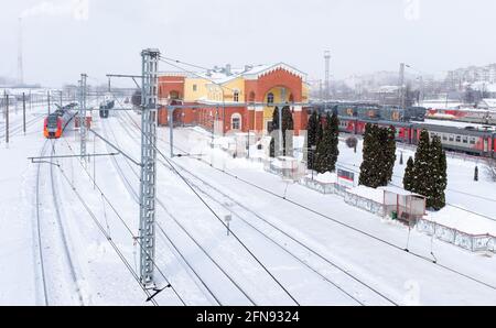 16 febbraio 2021, Orel, Russia. Treno elettrico 'Lastochkaa' alla piattaforma della stazione ferroviaria di Oryol in una giornata invernale. Foto Stock