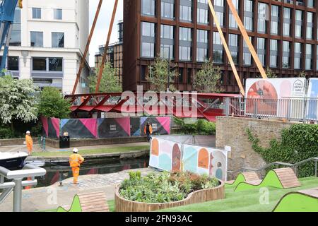 Londra, Regno Unito, 15 maggio 2021, il nuovo ponte pedonale viene installato su Regents Canal da Granary Square a Kings Cross. Le folle si sono riunite per guardare e si sono acclamate al completamento. Monica Wells/Alamy Live News Foto Stock