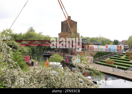 Londra, Regno Unito, 15 maggio 2021, il nuovo ponte pedonale viene installato su Regents Canal da Granary Square a Kings Cross. Le folle si sono riunite per guardare e si sono acclamate al completamento. Monica Wells/Alamy Live News Foto Stock