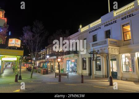 Centro di Queenstown, Nuova Zelanda, di notte. Lo storico Eichardt's Private Hotel si trova vicino al Queenstown Mall Foto Stock