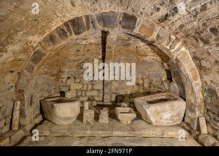 Chiesa romanica di Santa Maria de Cap d'Aran, a Tredòs, vista sulla cripta, l'unica che è conservato nelle chiese della Valle d'Aran Foto Stock