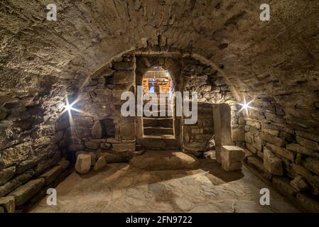 Chiesa romanica di Santa Maria de Cap d'Aran, a Tredòs, vista sulla cripta, l'unica che è conservato nelle chiese della Valle d'Aran Foto Stock