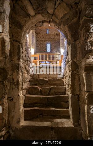 Chiesa romanica di Santa Maria de Cap d'Aran, a Tredòs, vista sulla cripta, l'unica che è conservato nelle chiese della Valle d'Aran Foto Stock