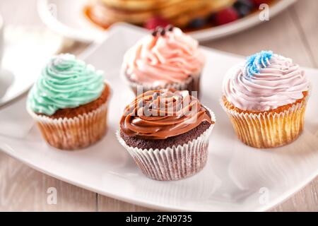 Selezione di torte colorate su un piatto. Foto di alta qualità. Foto Stock