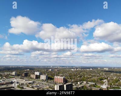 8 maggio 2021 Cumulus nuvole sulla città di Londra Ontario Canada. Aereo Luke Durda/Alamy Foto Stock