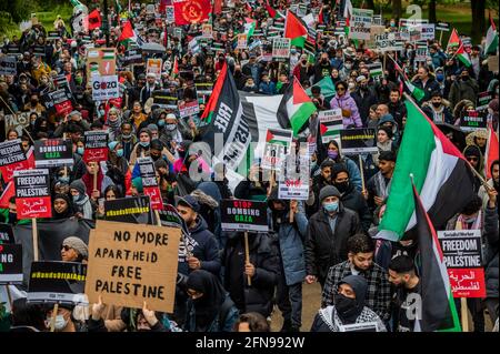 Londra, Regno Unito. 15 maggio 2021. Marciando in migliaia lungo la cima di Hyde Park - UNA dimostrazione pro Palestina inizia da Hyde Park Corner e si dirige verso l'ambasciata israeliana a Knightsbridge. Il popolo si oppone agli ultimi piani di Israele di spostare i residenti palestinesi di Gerusalemme e il conseguente conflitto che si è verificato nella regione. Credit: Guy Bell/Alamy Live News Foto Stock