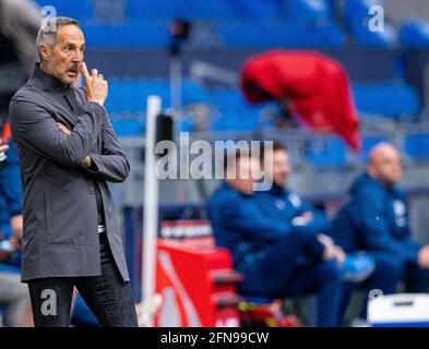 Gelsenkirchen, Germania. 15 maggio 2021. Calcio: Bundesliga, FC Schalke 04 - Eintracht Frankfurt, Matchday 33 alla Veltins Arena. Il pullman di Francoforte Adi Hütter è sulla linea di contatto. Credito: Guido Kirchner/dpa - NOTA IMPORTANTE: In conformità con le norme del DFL Deutsche Fußball Liga e/o del DFB Deutscher Fußball-Bund, è vietato utilizzare o utilizzare fotografie scattate nello stadio e/o della partita sotto forma di sequenze fotografiche e/o serie fotografiche di tipo video./dpa/Alamy Live News Foto Stock