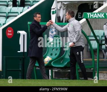 La premiership scozzese - Hibernian / Celtic. Easter Road Stadium, Edimburgo, Midlothian, Regno Unito. 15 maggio 2021. Gli Hibs ospitano Celtic nella Premier League scozzese a Easter Road, Edimburgo. PIC mostra: HibsÕ Manager, Jack Ross, e il manager provvisorio di Celtic, John Kennedy, pugnalano i pugni alla fine del gioco. Credit: Ian Jacobs/Alamy Live News Foto Stock