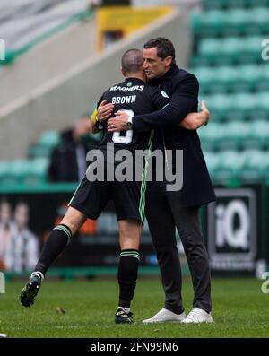 La premiership scozzese - Hibernian / Celtic. Easter Road Stadium, Edimburgo, Midlothian, Regno Unito. 15 maggio 2021. Gli Hibs ospitano Celtic nella Premier League scozzese a Easter Road, Edimburgo. PIC mostra: HibsÕ Manager, Jack Ross, dà il centrocampista celtico, Scott Brown, un abbraccio sportivo mentre lascia il campo dopo aver giocato la sua ultima partita per il lato Parkhead. Credit: Ian Jacobs/Alamy Live News Foto Stock