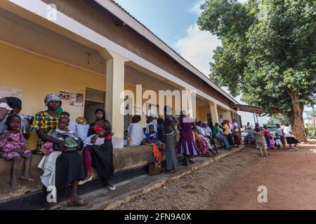 I pazienti sono in attesa al di fuori di una clinica medica a Mbale, nella rurale Uganda orientale Foto Stock