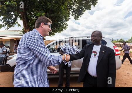 James Mutende visita una clinica rurale a Mbale, Uganda Foto Stock