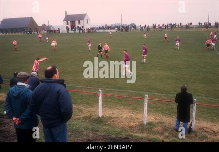 Tifosi di calcio non della Lega che guardano una partita di calcio il sabato pomeriggio Foto Stock