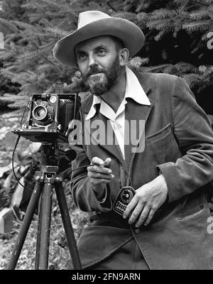 Ansel Adams. Ritratto del fotografo americano Ansel Easton Adams (1902-1984), foto di J. Malcolm Greany, c.. 1950 Foto Stock