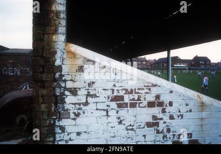 brick calcio stand e uomini wc in un campo di calcio non-campionato Foto Stock