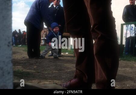 Un bambino in un imbragatura è sconvolto in un campo di calcio non di campionato Foto Stock