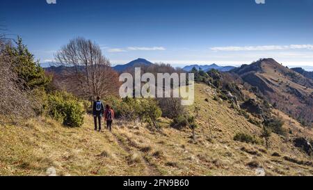 Camminando dalla cima di Comanegra verso la vetta del Puig de les Bruixes attraverso la catena Serra Llarga de Monars (Garottxa, Catalogna, Spagna, Pirenei) Foto Stock