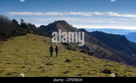 Camminando dalla cima di Comanegra verso la vetta del Puig de les Bruixes attraverso la catena Serra Llarga de Monars (Garottxa, Catalogna, Spagna, Pirenei) Foto Stock