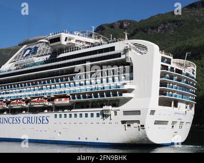 FLAM, NORVEGIA il 2019 LUGLIO: Retro della nave bianca Sapphire Princess Cruises nella regione di Sogn og Fjordane con cielo blu chiaro nella calda giornata estiva soleggiata. Foto Stock