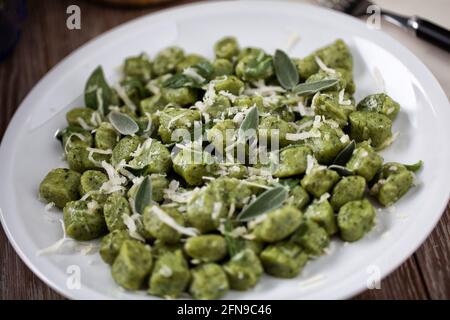 Gnocchi di patate verdi con burro di Sage e parmigiano Foto Stock