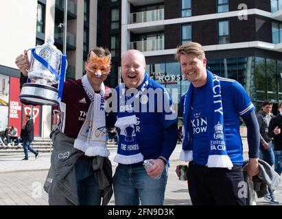 Londra, Regno Unito. 15 maggio 2021. I tifosi si fanno strada a Wembley in vista della finale della fa Cup 2021 tra Chelsea allo stadio Wembley, Londra, Inghilterra, il 15 maggio 2021. Foto di Andrew Aleksiejczuk/prime Media Images. Credit: Prime Media Images/Alamy Live News Foto Stock