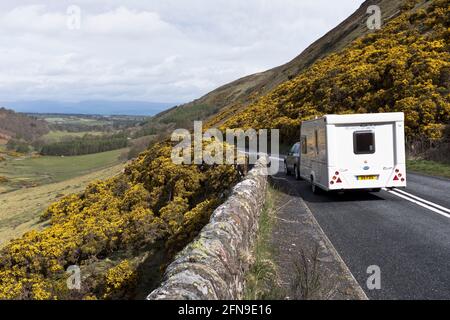 dh GLEN AQUILE PERTHSHIRE Scottish caravan posteriore vista strada viaggio Glens campagna Scozia rurale turismo strade paese scena uk A823 traino vacanza Foto Stock