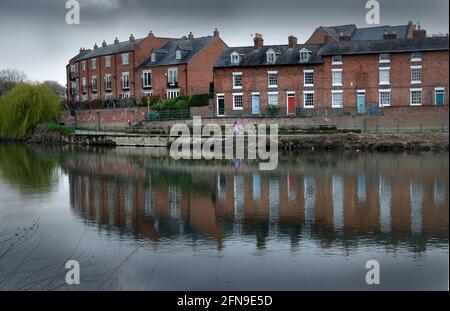 Marine Terrace, Shrewsbury, Shropshire, Inghilterra, si riflette nelle acque dolci del fiume Severn Foto Stock