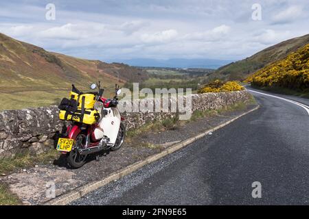 dh GLEN AQUILE PERTHSHIRE Scottish Honda C125 cub moto strada viaggio Glens scozia campagna strade paese scena A823 touring Foto Stock