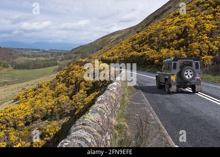 dh GLEN EAGLES PERTHSHIRE strada scozzese Landrover auto glens campagna Scozia rurale strade paese scena A823 Foto Stock