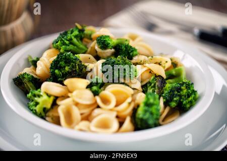 Ciotola di pasta con broccoli. Piatto tipico italiano. Foto Stock