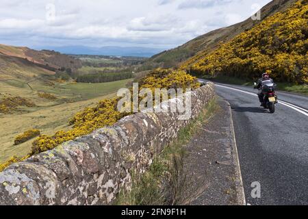 dh A823 GLEN AQUILE PERTHSHIRE Scottish moto strada viaggio Glens campagna Scozia rurale turismo strade moto paese scena touring uk Foto Stock