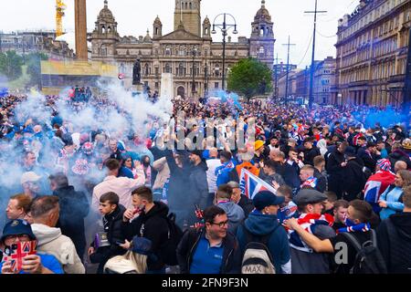 Glasgow, Scozia, Regno Unito. 15 maggio 2021. Migliaia di tifosi e tifosi della squadra di calcio dei Rangers scendono in George Square a Glasgow per celebrare la vittoria del campionato scozzese di premiership per la 55a volta e la prima volta per 10 anni.Iain Masterton/Alamy Live News Foto Stock