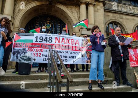 Sheffield, Regno Unito - 15 maggio 2021: I manifestanti tengono cartelli e bandiere durante una protesta di Sheffield Palestine Solidarity Campaign fuori dal Municipio di Sheffield, nel centro della città. I manifestanti hanno manifestato contro i recenti attacchi delle forze militari israeliane contro i palestinesi nella striscia di Gaza e contro gli scontri a Gerusalemme Est. Credit: Mark Harvey/Alamy Live News Foto Stock