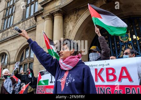 Sheffield, Regno Unito - 15 maggio 2021: I manifestanti tengono cartelli e bandiere durante una protesta di Sheffield Palestine Solidarity Campaign fuori dal Municipio di Sheffield, nel centro della città. I manifestanti hanno manifestato contro i recenti attacchi delle forze militari israeliane contro i palestinesi nella striscia di Gaza e contro gli scontri a Gerusalemme Est. Credit: Mark Harvey/Alamy Live News Foto Stock