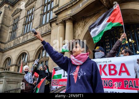 Sheffield, Regno Unito - 15 maggio 2021: I manifestanti tengono cartelli e bandiere durante una protesta di Sheffield Palestine Solidarity Campaign fuori dal Municipio di Sheffield, nel centro della città. I manifestanti hanno manifestato contro i recenti attacchi delle forze militari israeliane contro i palestinesi nella striscia di Gaza e contro gli scontri a Gerusalemme Est. Credit: Mark Harvey/Alamy Live News Foto Stock