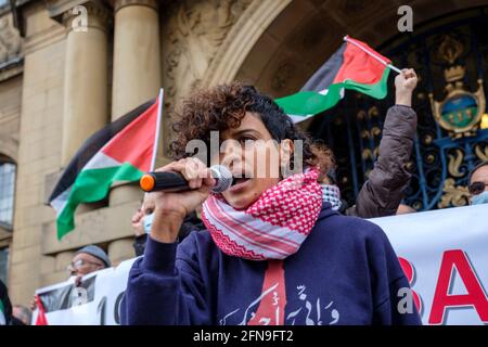 Sheffield, Regno Unito - 15 maggio 2021: I manifestanti tengono cartelli e bandiere durante una protesta di Sheffield Palestine Solidarity Campaign fuori dal Municipio di Sheffield, nel centro della città. I manifestanti hanno manifestato contro i recenti attacchi delle forze militari israeliane contro i palestinesi nella striscia di Gaza e contro gli scontri a Gerusalemme Est. Credit: Mark Harvey/Alamy Live News Foto Stock