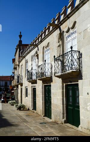 Casa dos Pitas (R) e parte della piazza principale di Praça Conselheiro Silva Torres, Caminha, provincia di Minho, Portogallo Foto Stock