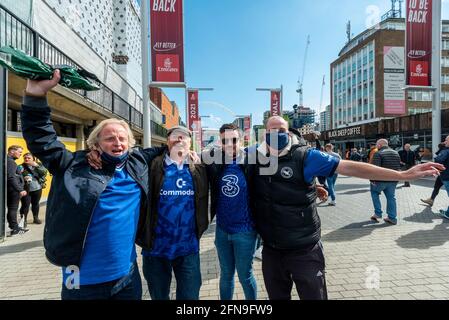 Londra, Regno Unito. 15 maggio 2021. I tifosi del Chelsea arrivano fuori dallo stadio di Wembley prima della finale della fa Cup tra Chelsea e Leicester City. 21,000 tifosi parteciperanno alla partita, la maggior parte per oltre un anno a causa della pandemia di coronavirus in corso e questo incontro sarà un altro esercizio di raccolta dati per il governo del Regno Unito, in quanto si muove per rilassare le restrizioni di blocco per i principali eventi dal vivo. Credit: Stephen Chung / Alamy Live News Foto Stock