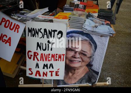 Giornata mondiale contro Monsanto-bayer e l'agrochimica, diverse centinaia di persone hanno dimostrato da Place stalingrad a Parigi Foto Stock