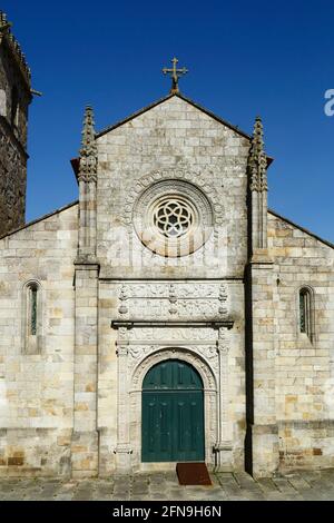 Ingresso principale facciata della chiesa parrocchiale gotica / rinascimentale / Igreja Matriz, Caminha, Provincia di Minho, Portogallo Foto Stock