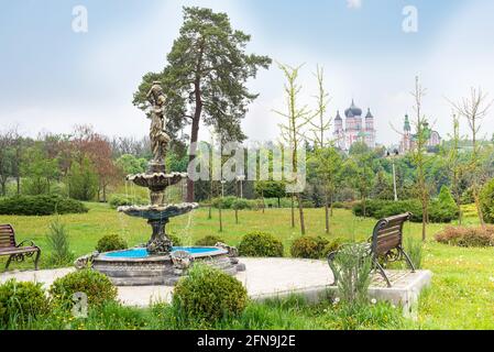 Bella fontana multilivello nel parco e della Cattedrale di Panteleimon nel Parco Feofaniya Kiev, Ucraina Foto Stock