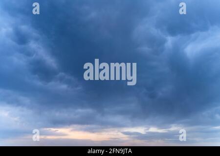 Cielo drammatico. Sfondo di nuvole blu scuro prima del temporale Foto Stock