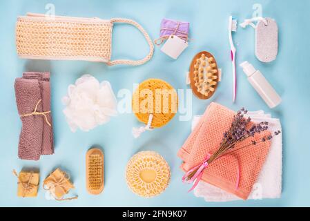 Scrub peeling spazzola scrubber corpo massaggiatore loofah saponetta su blu Foto Stock