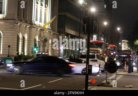 I palestinesi con auto costose hanno fatto una dimostrazione a Londra e hanno chiuso Trafalgar Square per un po' e anche il centro commerciale dove hanno chiuso la strada e stavano facendo molto rumore. Gli autobus smisero di correre per circa un'ora e stavano aspettando al Pall Mall.The polizia è venuto avanti e si sono spostati senza fare alcun problema, ma è stato un po 'strano vedere tutte le automobili costose. 15/5/2021 1:00 immagini blitz Foto Stock