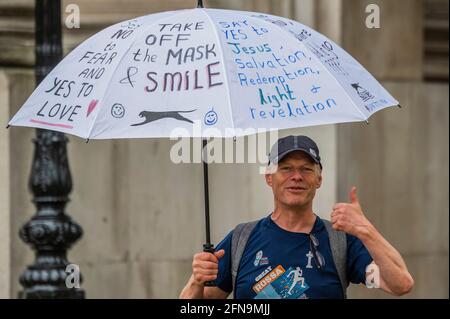 Londra, Regno Unito. 15 maggio 2021. I manifestanti arrivano attraverso la metropolitana e poi Hyde Park Corner - Anti lockdown, anti BBC e anti vaccini passaporti protestano nel centro di Londra, mentre il terzo blocco per Covid continua a rilassarsi. Guidati da Stand Up X, affermano che i vaccini non sono testati e che la pandemia del coronavirus è una bufala e che il blocco è una violazione delle loro libertà civili. Credit: Guy Bell/Alamy Live News Foto Stock