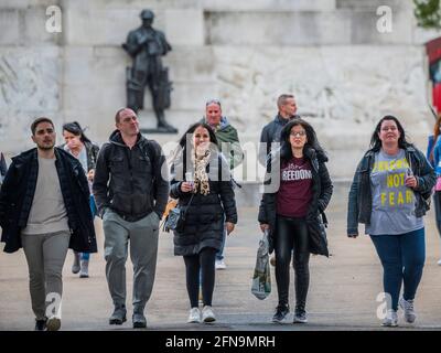 Londra, Regno Unito. 15 maggio 2021. I manifestanti arrivano attraverso la metropolitana e poi Hyde Park Corner - Anti lockdown, anti BBC e anti vaccini passaporti protestano nel centro di Londra, mentre il terzo blocco per Covid continua a rilassarsi. Guidati da Stand Up X, affermano che i vaccini non sono testati e che la pandemia del coronavirus è una bufala e che il blocco è una violazione delle loro libertà civili. Credit: Guy Bell/Alamy Live News Foto Stock