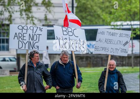 Londra, Regno Unito. 15 maggio 2021. I manifestanti arrivano attraverso la metropolitana e poi Hyde Park Corner - Anti lockdown, anti BBC e anti vaccini passaporti protestano nel centro di Londra, mentre il terzo blocco per Covid continua a rilassarsi. Guidati da Stand Up X, affermano che i vaccini non sono testati e che la pandemia del coronavirus è una bufala e che il blocco è una violazione delle loro libertà civili. Credit: Guy Bell/Alamy Live News Foto Stock